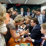 Confusão na CCJ encobre tentativa de Maia de negociar acordo