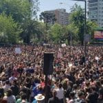Exército amplia toque de recolher em Santiago e cidades do Chile. Até aqui, em vão