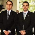 Sem partido, Bolsonaro faz leilão por nova sigla para a família