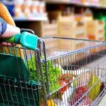 Bolsonaro faz apelo 'patriótico' a supermercados por preço da cesta básica