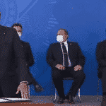 Bolsonaro diz defender vacina, mas retorna à cloroquina