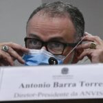 Chefe da Anvisa desafia Bolsonaro a mandar PF investiga-lo